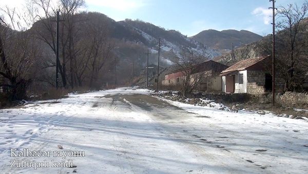 Минобороны Азербайджана показало село Зульфугарлы Кельбаджарского района - Sputnik Азербайджан