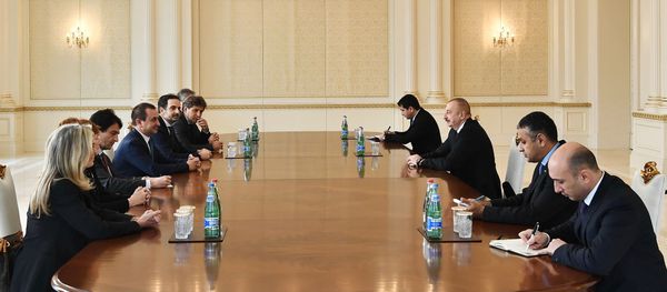 İlham Əliyev İtaliya Deputatlar Palatasının sədr müavininin başçılıq etdiyi nümayəndə heyətini qəbul edib - Sputnik Азербайджан