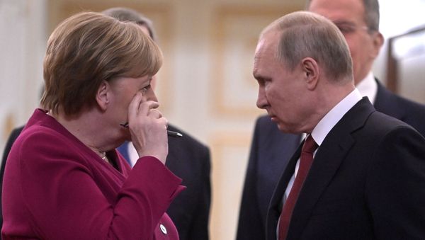Президент РФ Владимир Путин и федеральный канцлер Германии Ангела Меркель перед совместной пресс-конференцией по итогам встречи, фото из архива - Sputnik Азербайджан