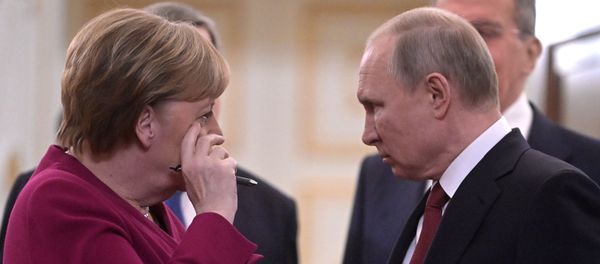 Президент РФ Владимир Путин и федеральный канцлер Германии Ангела Меркель перед совместной пресс-конференцией по итогам встречи, фото из архива - Sputnik Азербайджан