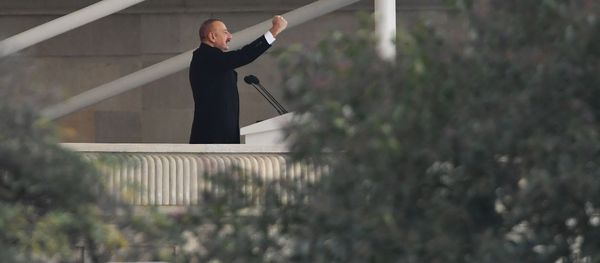 İlham Əliyev paradda çıxış edir - Sputnik Азербайджан