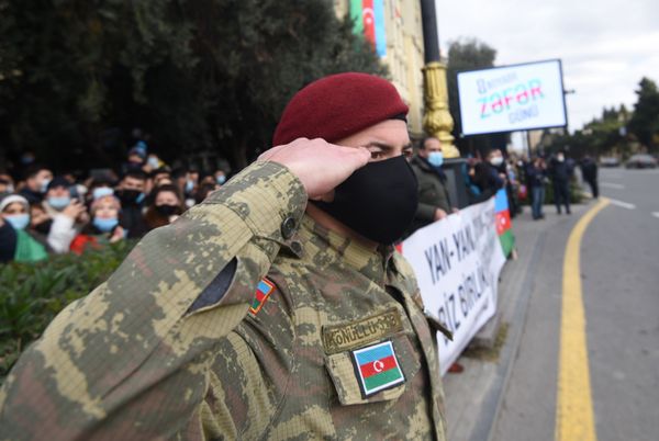 Bakıda parada parada baxan şəxslər - Sputnik Азербайджан