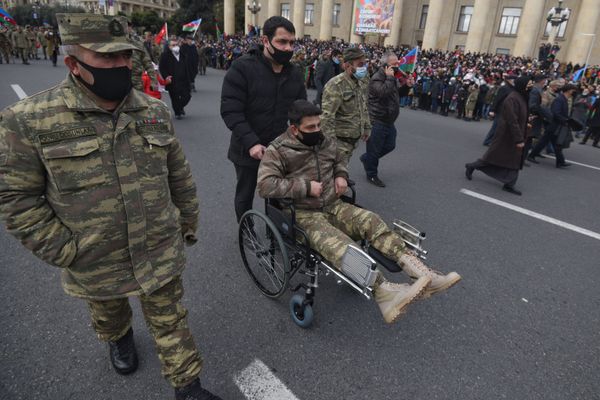 Bakıda parada parada baxan şəxslər - Sputnik Азербайджан