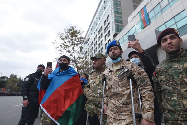 Bakıda parada parada baxan şəxslər - Sputnik Азербайджан