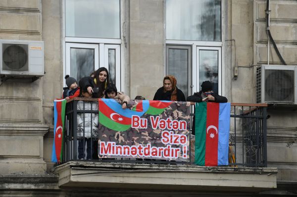 Bakıda parada parada baxan şəxslər - Sputnik Азербайджан