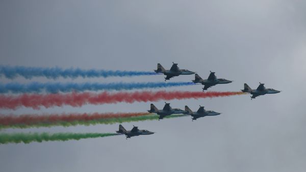 Bakıda parada parada baxan şəxslər - Sputnik Азербайджан
