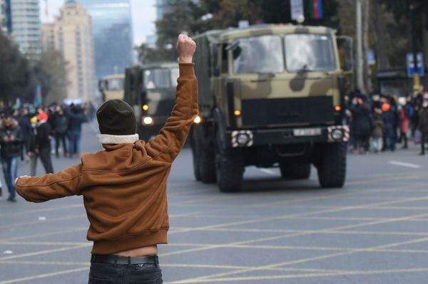 Bakıda parada parada baxan şəxslər - Sputnik Азербайджан