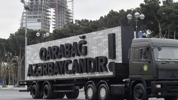 По улице Баку во время военного парада везут стелу с автомобильными номерами, снятыми с трофейной техники, которую захватила азербайджанская армия в ходе военных действий в Карабахе. - Sputnik Азербайджан