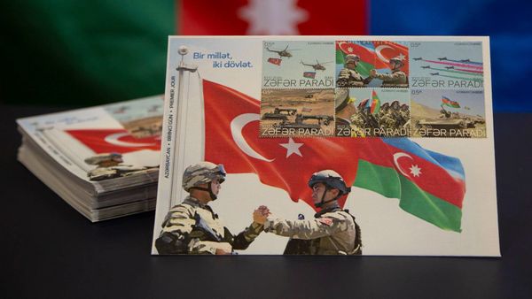 Почтовая марка, посвященная азербайджано-турецким отношениям - Sputnik Азербайджан