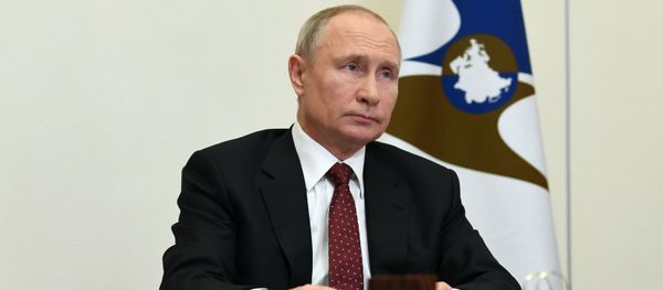 Президент РФ Владимир Путин во время встречи в режиме видеоконференции, фото из архива - Sputnik Азербайджан