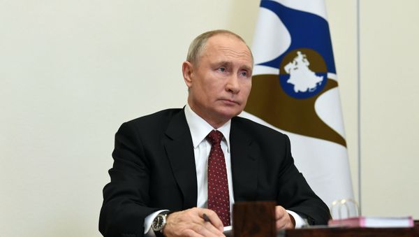 Президент РФ Владимир Путин во время встречи в режиме видеоконференции, фото из архива - Sputnik Азербайджан