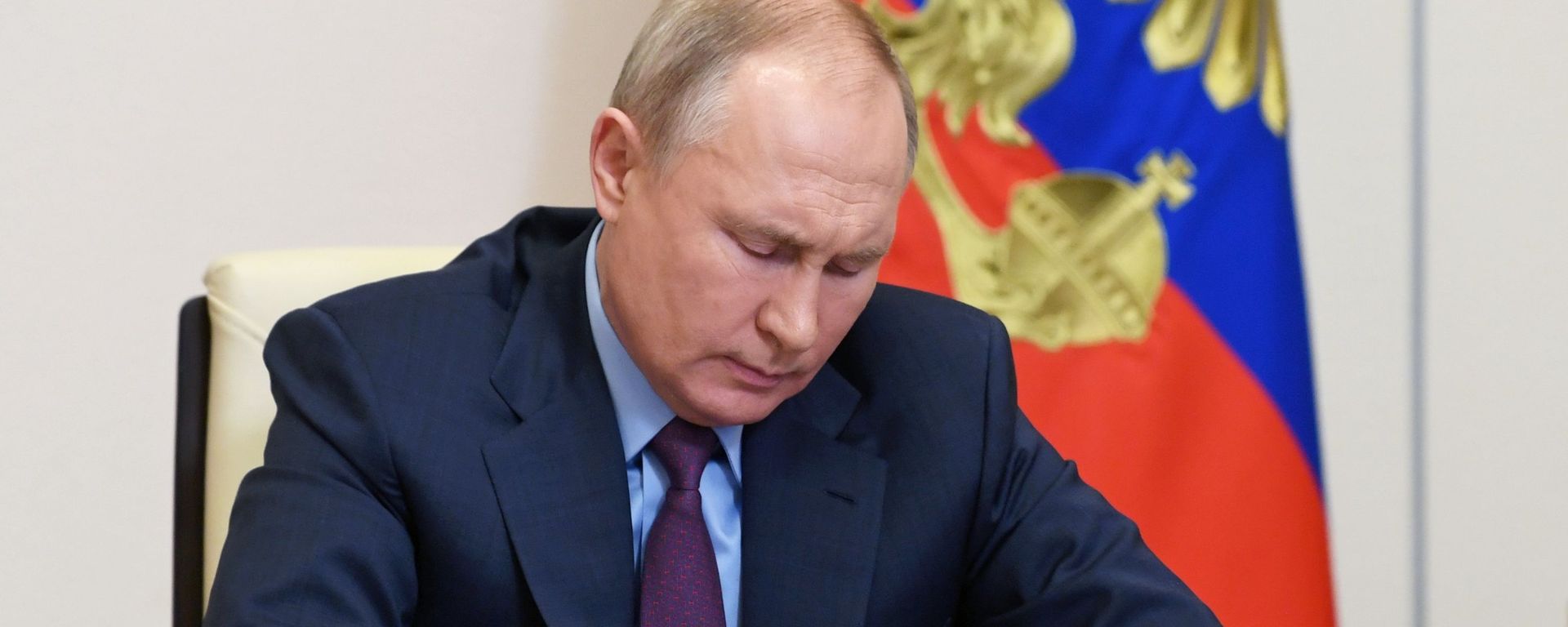 Президент РФ Владимир Путин во время встречи в режиме видеоконференции, фото из архива - Sputnik Азербайджан, 1920, 10.05.2024
