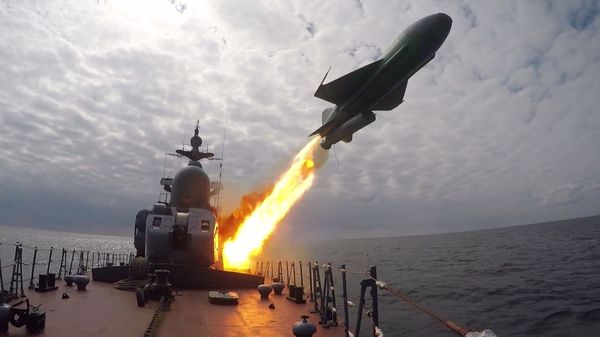 Учебно-боевой пуск баллистической ракеты с борта новейшего корвета Гремящий - Sputnik Азербайджан
