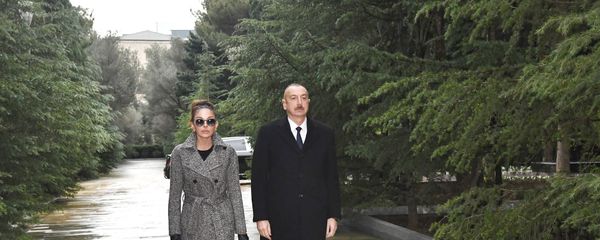 Президент Азербайджана Ильхам Алиев и Первая леди Мехрибан Алиева посетили могилу общенационального лидера Гейдара Алиева - Sputnik Азербайджан