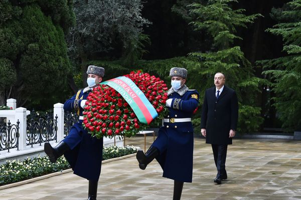 Президент Азербайджана Ильхам Алиев и Первая леди Мехрибан Алиева посетили могилу общенационального лидера Гейдара Алиева - Sputnik Азербайджан