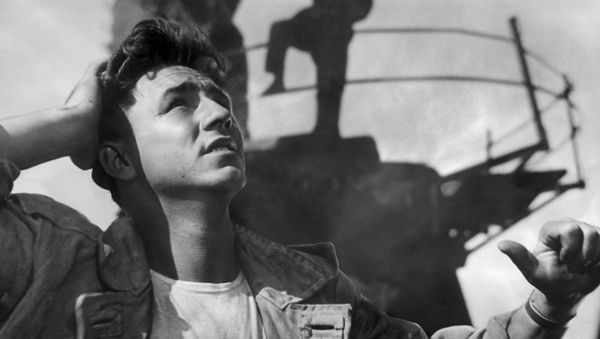 Кадр из кинофильма режиссера Александра Григорьевича Зархи (1908-1997) Высота. Киностудия Мосфильм, 1957 год. Николай Пасечник - артист Николай Рыбников. - Sputnik Азербайджан