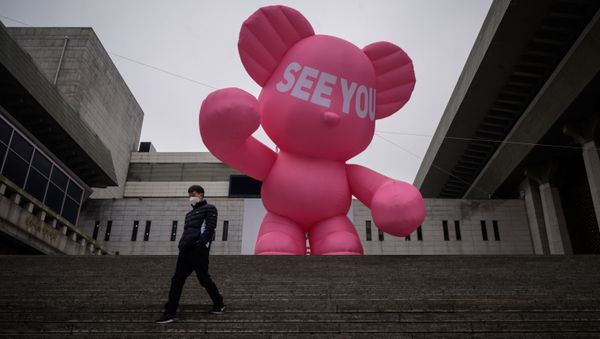 Мужчина в защитной маске на лестнице Sejong theatre в Сеуле  - Sputnik Азербайджан