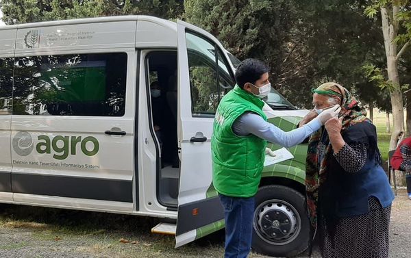 Выездные услуги сотрудников министерства сельского хозяйства фермерам Шамкирского района - Sputnik Азербайджан