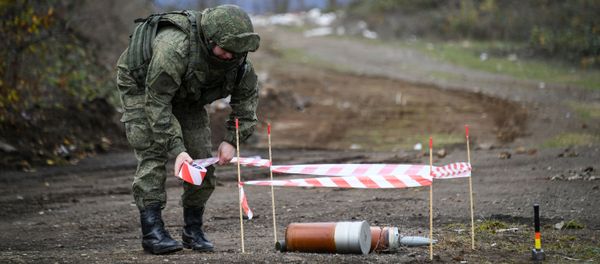 Российский сапер в Карабахе, фото из архива - Sputnik Азербайджан