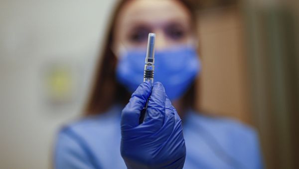 Медицинский работник демонстрирует дозу вакцины против COVID-19  Sinovac Biotech, фото из архива - Sputnik Азербайджан