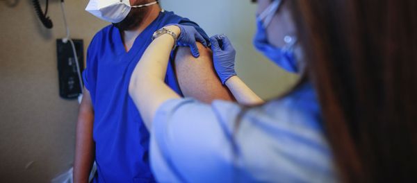 Медицинский работник демонстрирует дозу вакцины против COVID-19  Sinovac Biotech, фото из архива - Sputnik Азербайджан