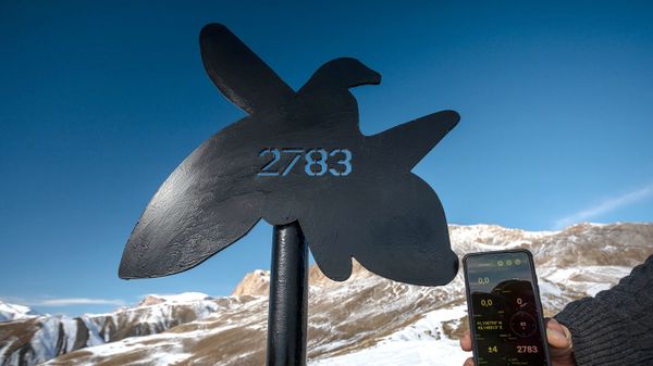Азербайджанские альпинисты в массиве Гызылгая на высоте 2783 метров установили стелу в память 2783 шехидов - Sputnik Азербайджан