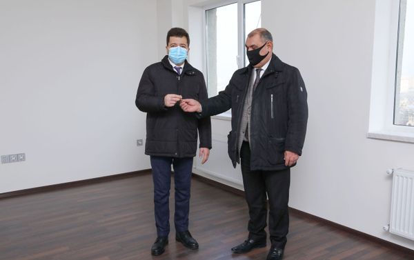 Представители политических партий принимают ключи от новых офисных помещений - Sputnik Азербайджан