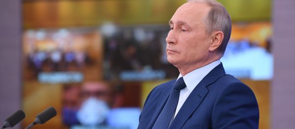 Президент РФ Владимир Путин на большой ежегодной пресс-конференции в режиме видеоконференции - Sputnik Азербайджан