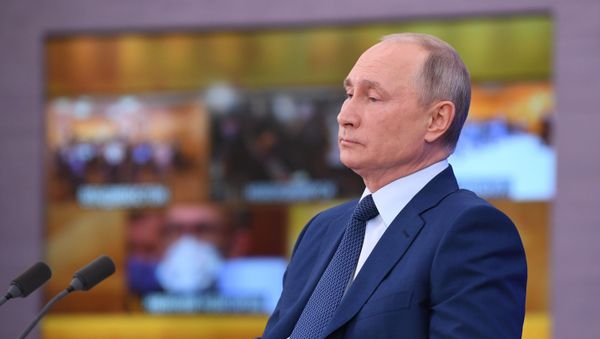 Президент РФ Владимир Путин на большой ежегодной пресс-конференции в режиме видеоконференции - Sputnik Азербайджан