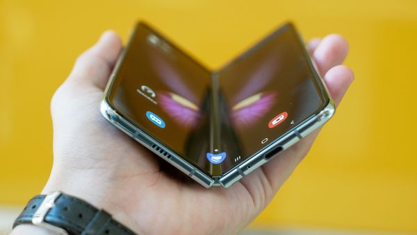 Samsung стал лидером на рынке складных смартфонов - Sputnik Азербайджан