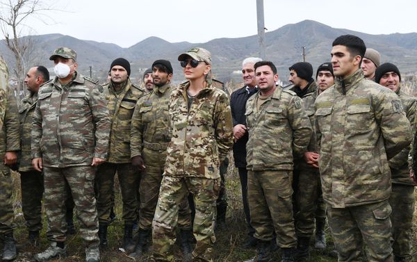 Президент Ильхам Алиев и первая леди Мехрибан Алиева побывали в Губадлинском и Зангиланском районах - Sputnik Азербайджан
