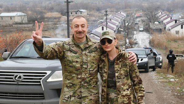 Президент Ильхам Алиев и первая леди Мехрибан Алиева побывали в Губадлинском и Зангиланском районах - Sputnik Азербайджан