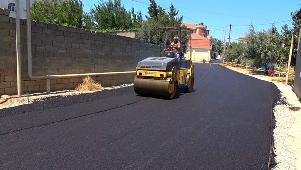Badamdar qəsəbəsində yolda aparılan təmir işləri  - Sputnik Азербайджан