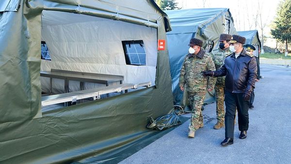 Министр обороны Азербайджана генерал-полковник Закир Гасанов и руководство министерства осмотрели мобильные объекты модульного типа, закупленные для подразделений ВС АР, дислоцированных на освобожденных территориях - Sputnik Азербайджан