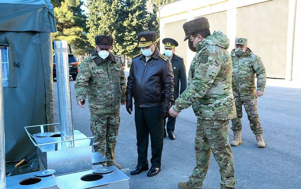 Министр обороны Азербайджана генерал-полковник Закир Гасанов и руководство министерства осмотрели мобильные объекты модульного типа, закупленные для подразделений ВС АР, дислоцированных на освобожденных территориях - Sputnik Азербайджан