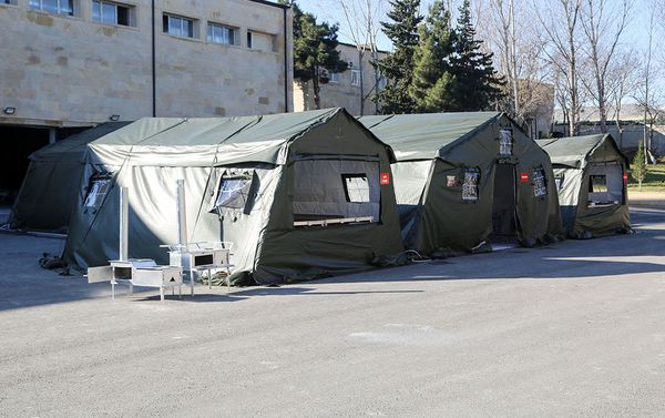 Министр обороны Азербайджана генерал-полковник Закир Гасанов и руководство министерства осмотрели мобильные объекты модульного типа, закупленные для подразделений ВС АР, дислоцированных на освобожденных территориях - Sputnik Азербайджан