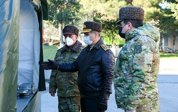 Министр обороны Азербайджана генерал-полковник Закир Гасанов и руководство министерства осмотрели мобильные объекты модульного типа, закупленные для подразделений ВС АР, дислоцированных на освобожденных территориях - Sputnik Азербайджан