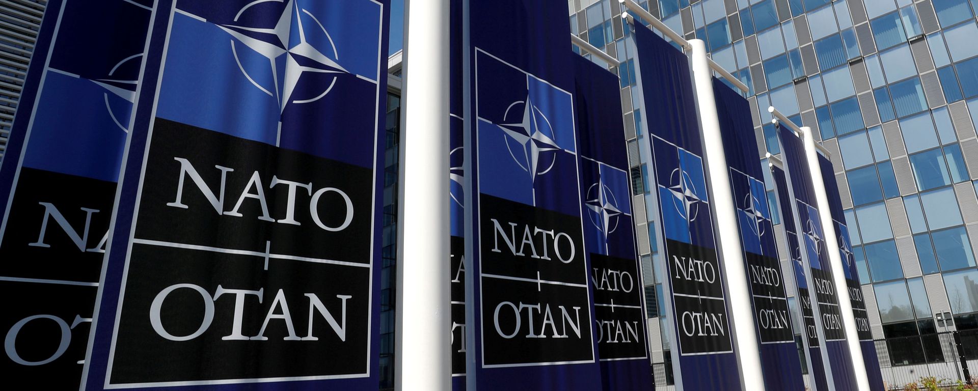 Баннеры с логотипом НАТО у входа в новую штаб-квартиру НАТО - Sputnik Азербайджан, 1920, 28.12.2020