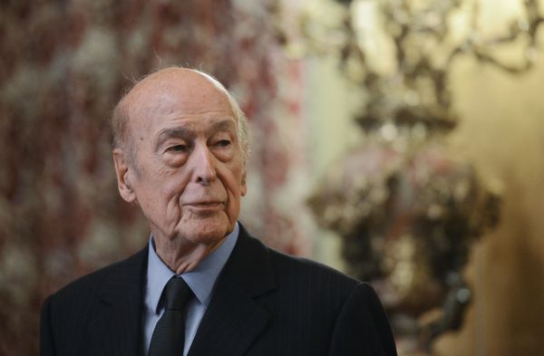 Экс-президент Франции Валери Жискар д'Эстен на презентации своей книги Победа Великой армии в особняке МИД РФ в Москве - Sputnik Азербайджан