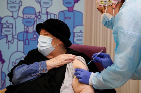 79-летняя жительница дома престарелых получает инъекцию вакцины Pfizer-BioNTech в Лериде, Испания - Sputnik Азербайджан