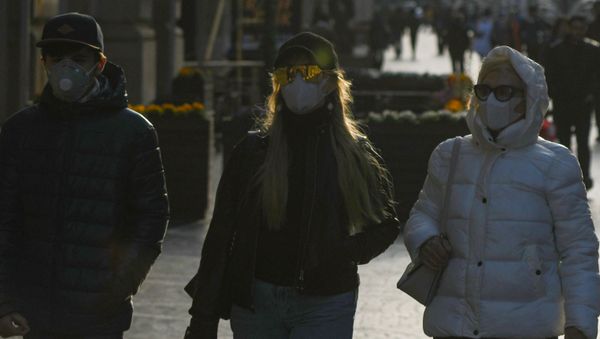 Прохожие в медицинских масках в Баку, фото из архива - Sputnik Азербайджан