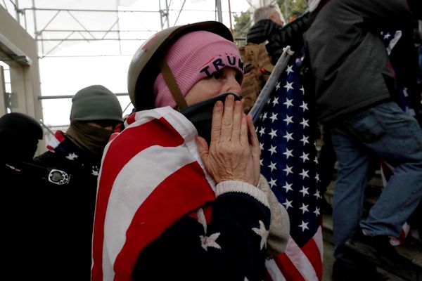 Участники акции протеста сторонников действующего президента США Дональда Трампа у здания конгресса в Вашингтоне - Sputnik Азербайджан