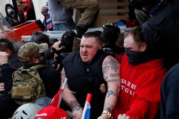 Участники акции протеста сторонников действующего президента США Дональда Трампа у здания конгресса в Вашингтоне - Sputnik Азербайджан