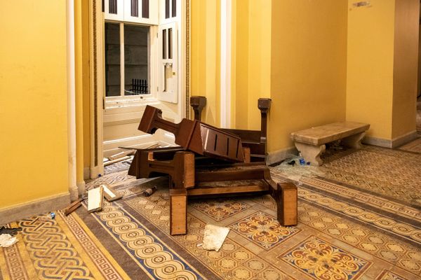 Беспорядок в коридорах после захвата здания Конгресса в Вашингтоне сторонниками Дональда Трампа - Sputnik Азербайджан