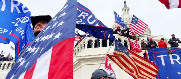 Участники акции протеста сторонников действующего президента США Дональда Трампа у здания конгресса в Вашингтоне  - Sputnik Азербайджан