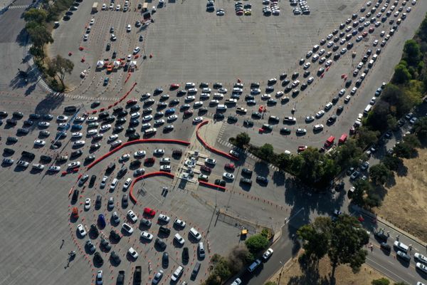 Люди выстраиваются в очередь для прохождения тестов на коронавирус (COVID-19) на стадионе Доджер в Лос-Анджелесе, Калифорния - Sputnik Азербайджан