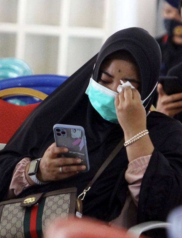 Родственники ждут новостей после крушения рейса Sriwijaya Air SJY182 в Яванском море - Sputnik Азербайджан