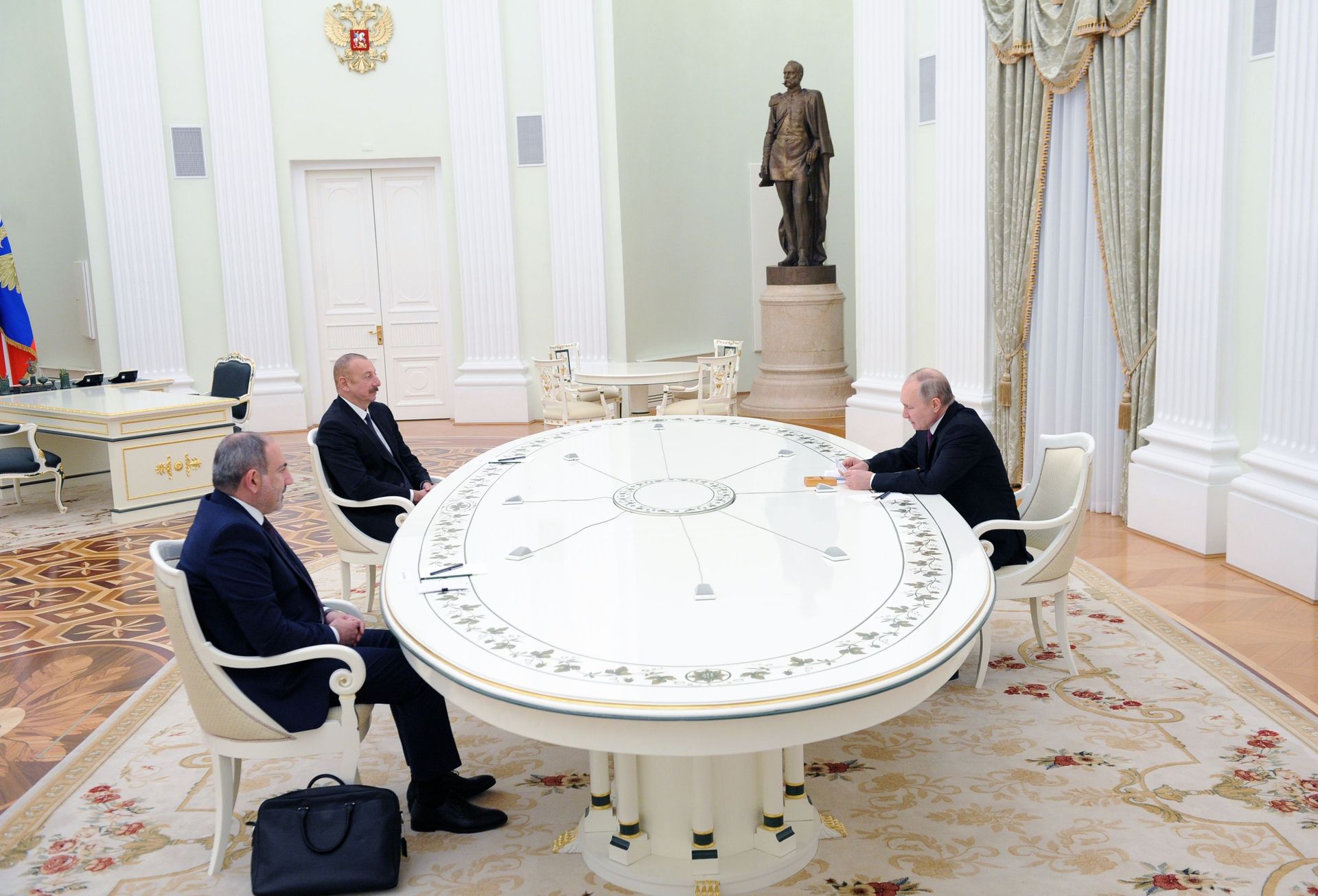 Президент РФ Владимир Путин, премьер-министр Армении Никол Пашинян и президент Азербайджана Ильхам Алиев во время трёхсторонних переговоров по поводу ситуации в Нагорном Карабахе - Sputnik Азербайджан, 1920, 30.12.2021