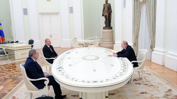 Президент РФ Владимир Путин, премьер-министр Армении Никол Пашинян и президент Азербайджана Ильхам Алиев во время трёхсторонних переговоров по поводу ситуации в Нагорном Карабахе - Sputnik Азербайджан