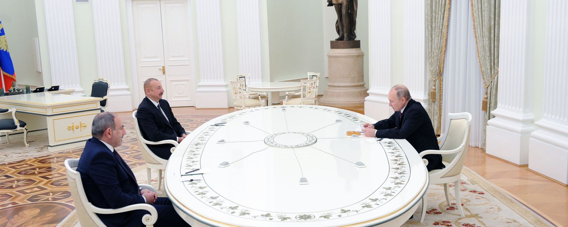 Президент РФ Владимир Путин, президент Азербайджана Ильхам Алиев 
и премьер-министр Армении Никол Пашинян во время трёхсторонних переговоров, фото из архива - Sputnik Азербайджан, 1920, 19.11.2021